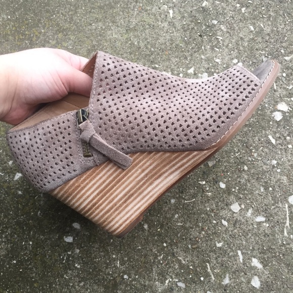 Lucky Brand | Open toe Stacked heel Suede Wedges! - Picture 3 of 9